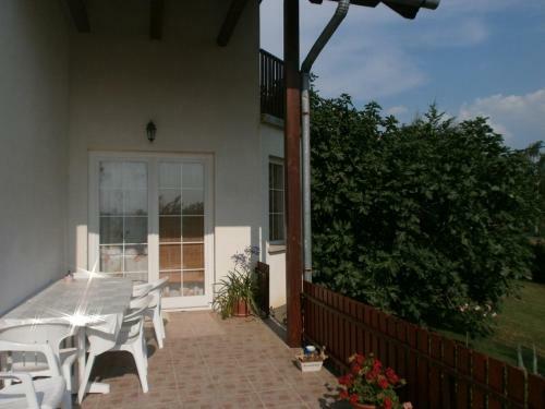 Feh�r R�zsa Apartman