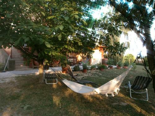 Feh�r R�zsa Apartman