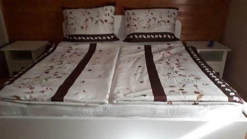 Feh�r R�zsa Apartman