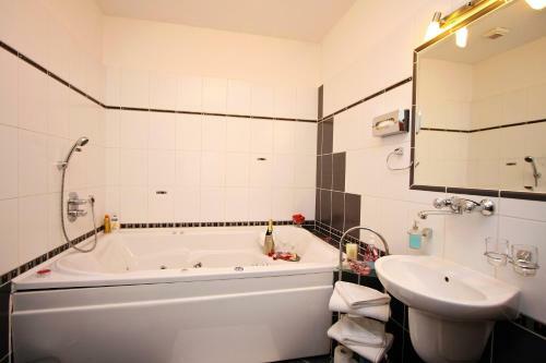 Hostal Restaurant Pension L-club