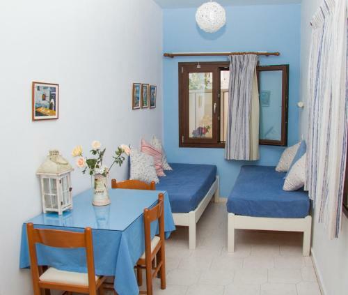 Zorbas Studios & Apartments