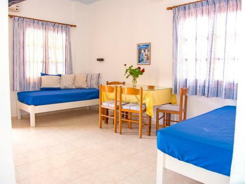Zorbas Studios & Apartments