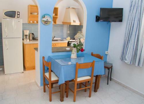 Zorbas Studios & Apartments