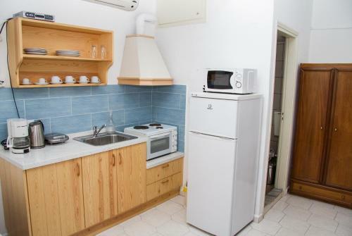 Zorbas Studios & Apartments