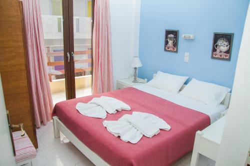 Zorbas Studios & Apartments