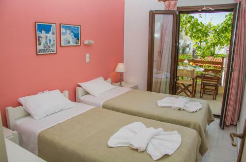 Zorbas Studios & Apartments