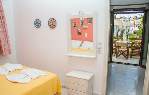 Zorbas Studios & Apartments