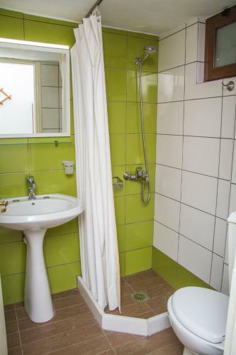 Zorbas Studios & Apartments