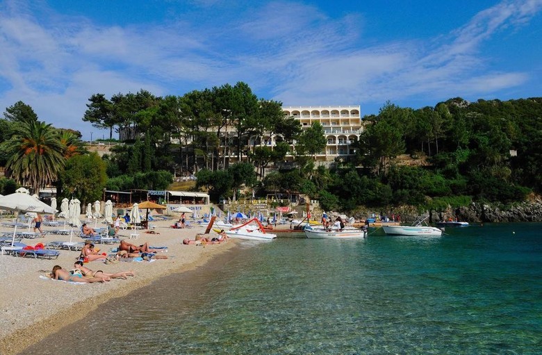 Akrotiri Hotel