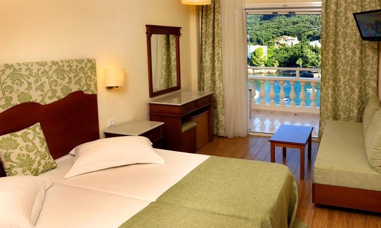 Akrotiri Hotel