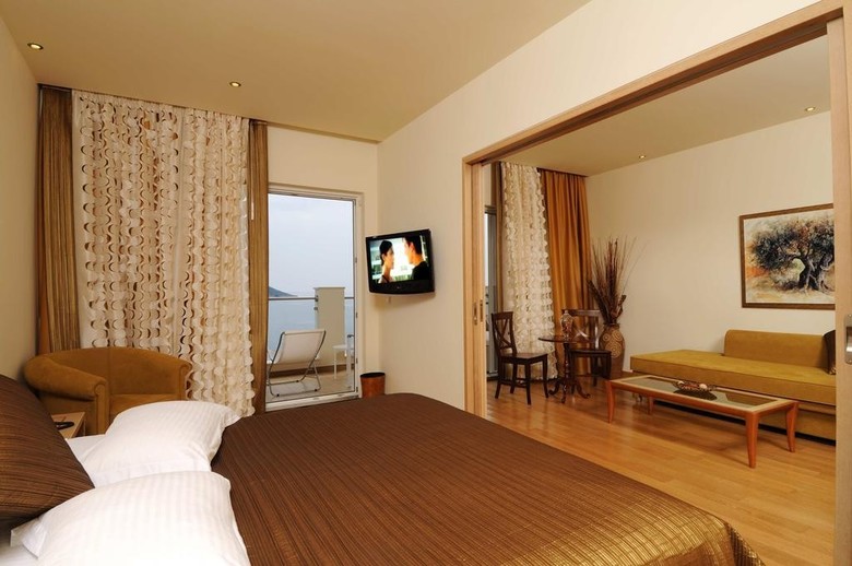 Akrotiri Hotel