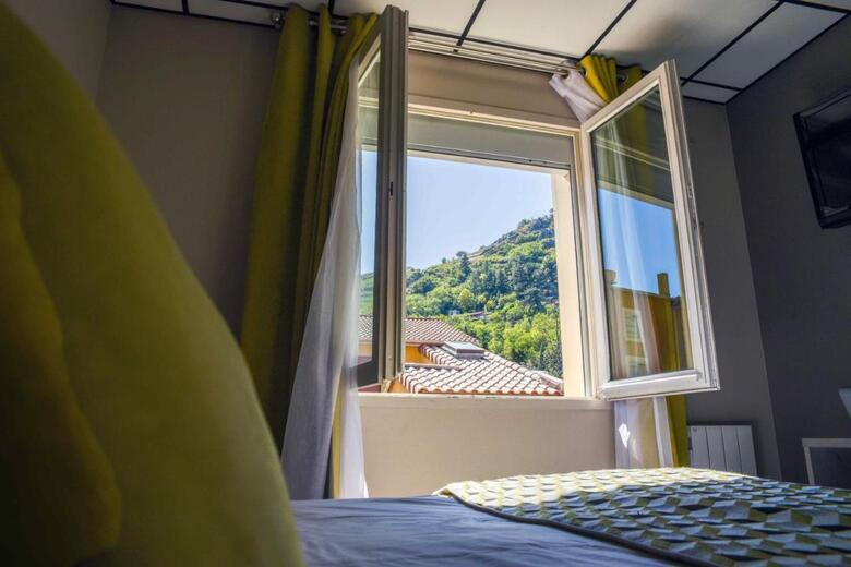 Hotel Azal�es