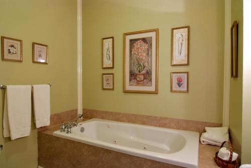Bed & Breakfast Historic Michabelle Inn