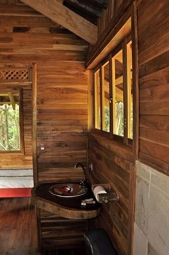 Macaw Lodge