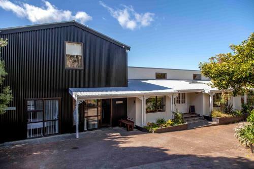 Le Chalet Waiheke Apartments