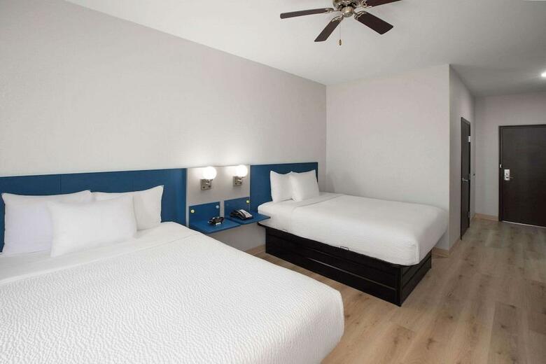 Hotel Microtel Inn & Suites By Wyndham Buda