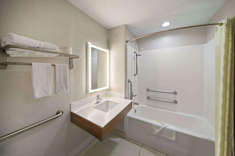 Hotel Microtel Inn & Suites By Wyndham Buda