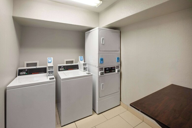 Hotel Microtel Inn & Suites By Wyndham Buda