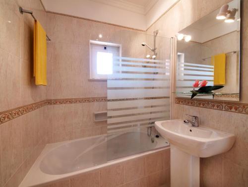Hostal Oasis Parque Country Club