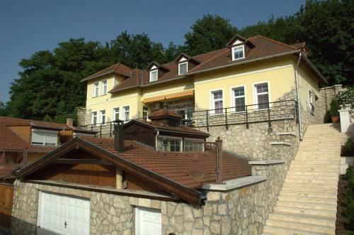 Hostal Alab�rdos Panzi� �s Apartmanh�z