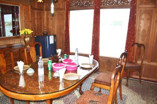 Hotel Canada Houseboats