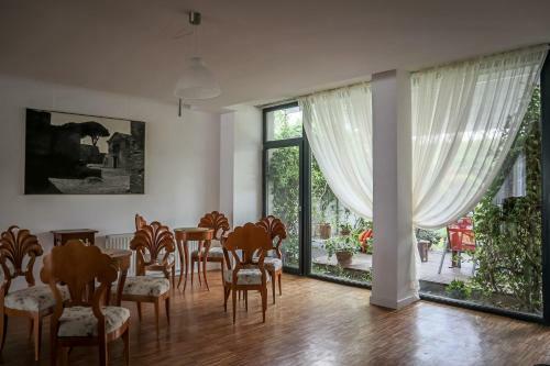 Hostal May Art Residence