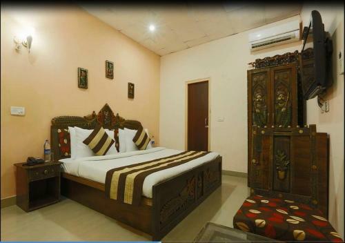 Hotel Anand Lok