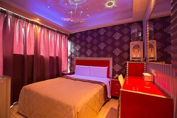 Happy Hotel