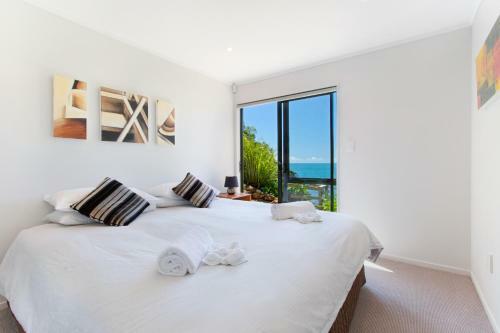Beachfront Enclosure Bay - Waiheke Unlimited