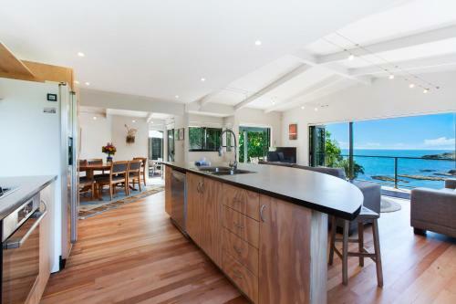 Beachfront Enclosure Bay - Waiheke Unlimited
