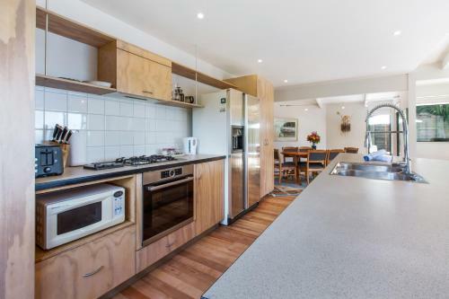 Beachfront Enclosure Bay - Waiheke Unlimited