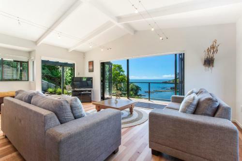Beachfront Enclosure Bay - Waiheke Unlimited