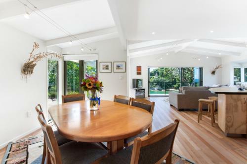 Beachfront Enclosure Bay - Waiheke Unlimited