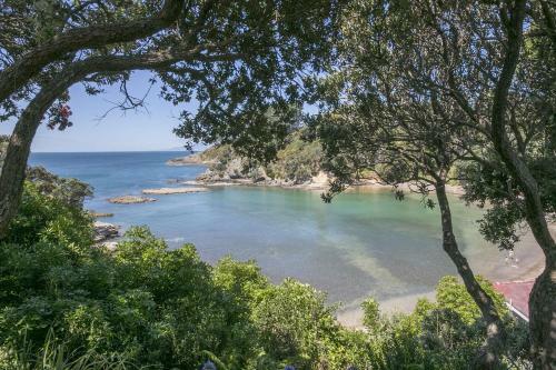 Beachfront Enclosure Bay - Waiheke Unlimited