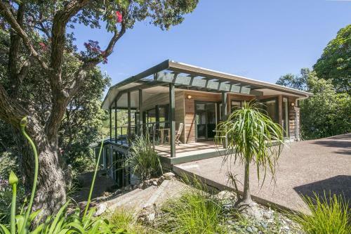 Beachfront Enclosure Bay - Waiheke Unlimited