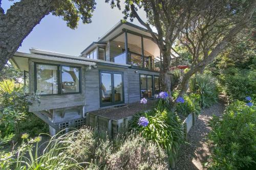 Beachfront Enclosure Bay - Waiheke Unlimited