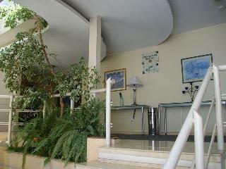 Hotel Melrose Plaza Suites