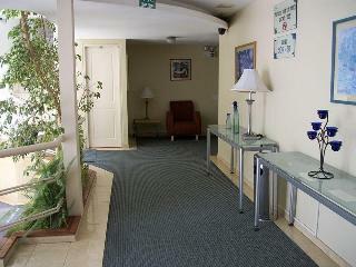 Hotel Melrose Plaza Suites