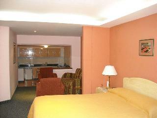 Hotel Melrose Plaza Suites