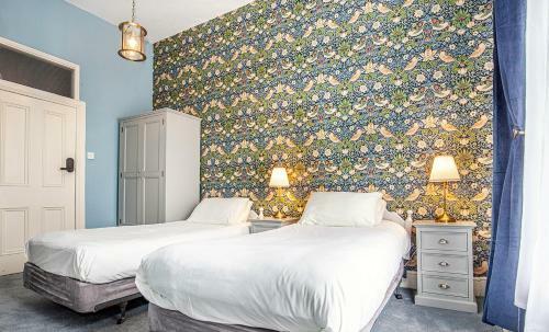 The Valley House Hostel & Bar
