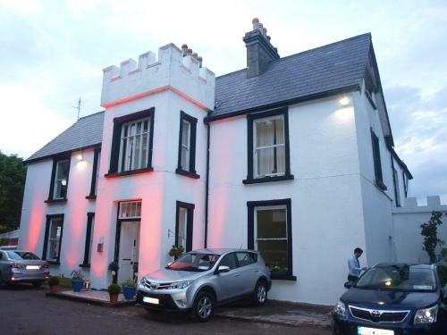 The Valley House Hostel & Bar