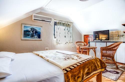 Hostal Private Accommodation Kubura