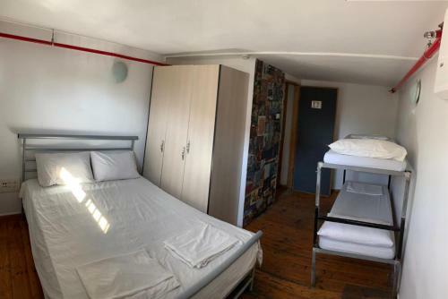 Overstay-tlv Backpackers Hostel