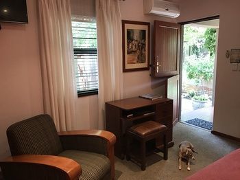 Hostal The Crown Guest House