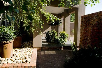 Hostal The Crown Guest House