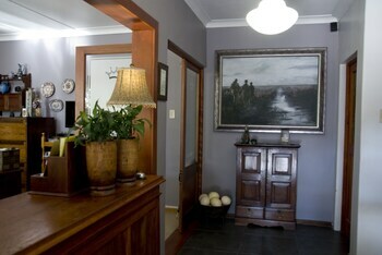 Hostal The Crown Guest House