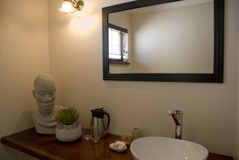 Hostal The Crown Guest House