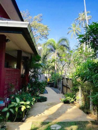 Hostal Samui Pink House