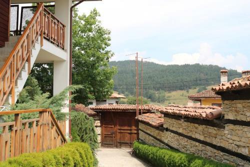 Hostal Dyulgerite Complex