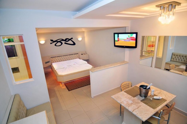 Motel Mambo - Adults Only
